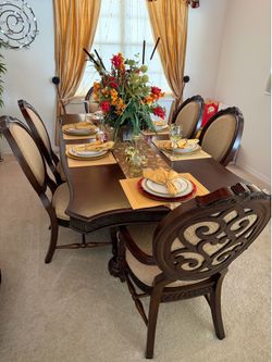 Ashley Furniture Dining Room Table 90” with 8 Chairs