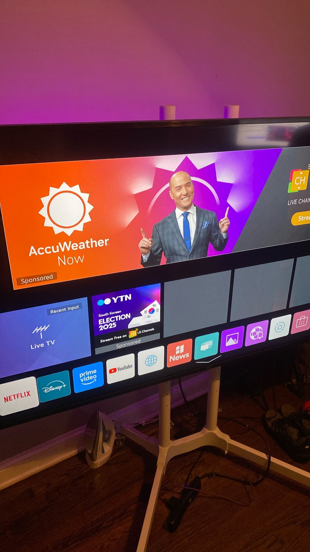 Read Description ! 4K LG UHD TV 65 Inch + Free Stand Tv Support Airplay