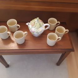 6 Vintage Mugs And A Magolica Tea Pot Made In Italy