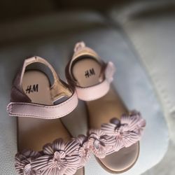 Toddler girls sandals like new (barely used), size EUR 25, USA 8.5/ Sandalias para niña pequeña como nuevos, numero 25 EUR, 8.5 USA