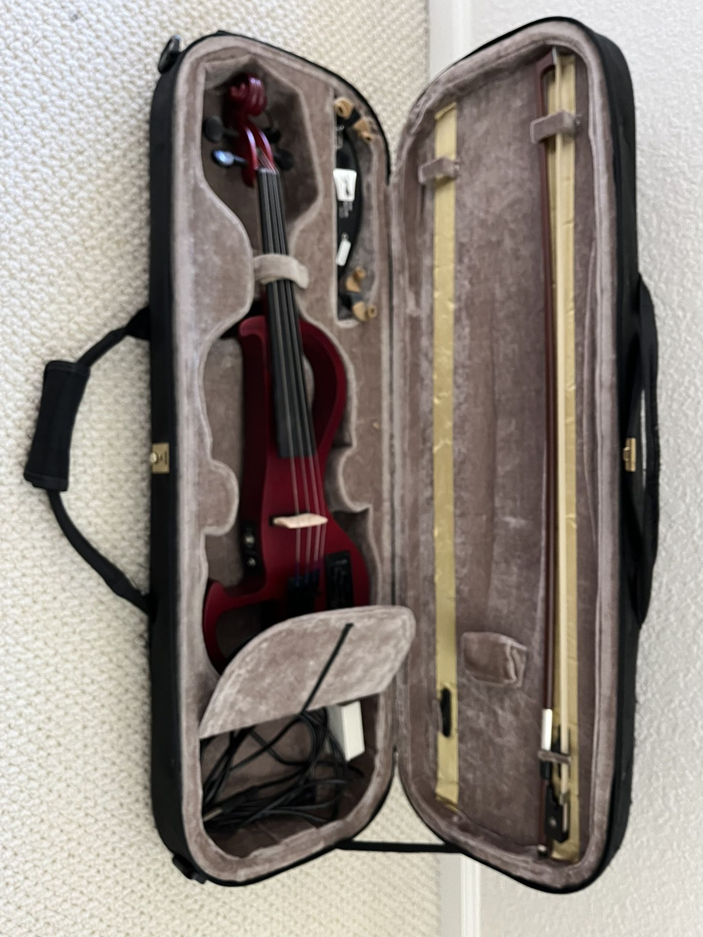 Electric violin EDGE Richard Bunnel. Full size electric violin with bow, cable In case