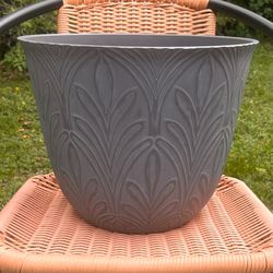 Allen+Roth Planter Large Plastic Plant Pot