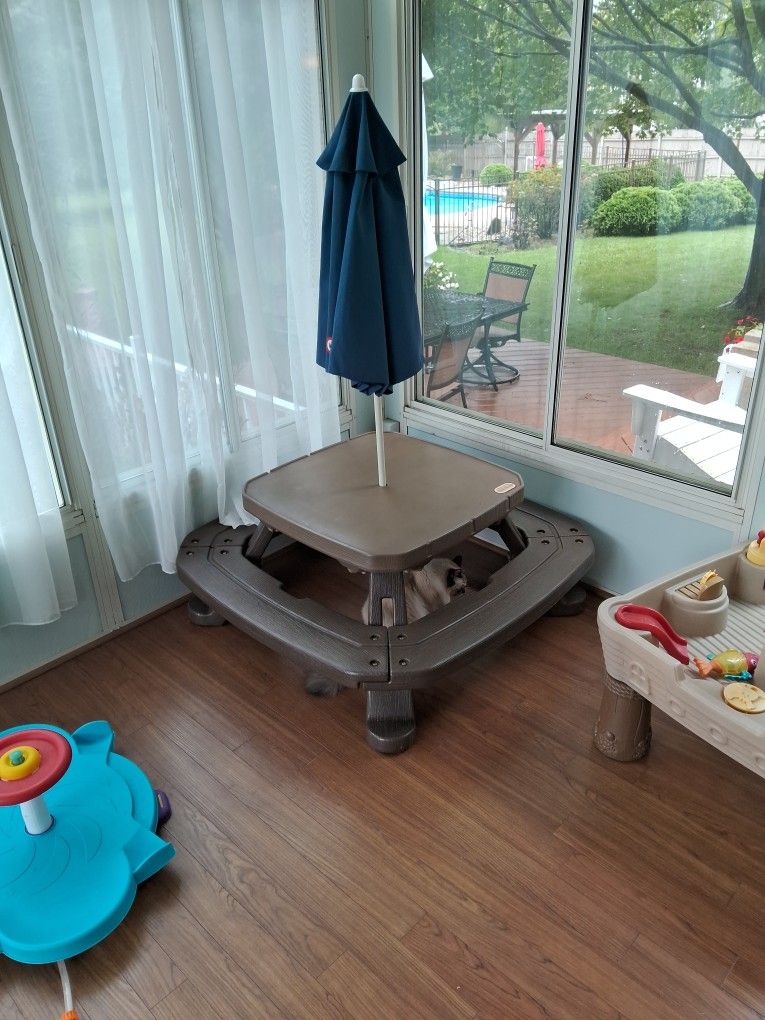 Little Tikes Picknic Table With Umbrella Used.