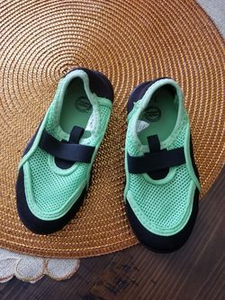 Toddler water shoes size 7-8