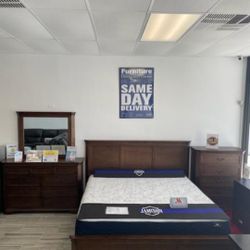 *Manager's Special*---Sherry Classic Wood Queen/King Bedroom Sets---Starting At $999---Limited Inventory!!!---Delivery🤝
