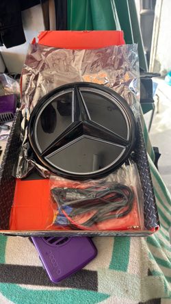 Mercedes light up logo