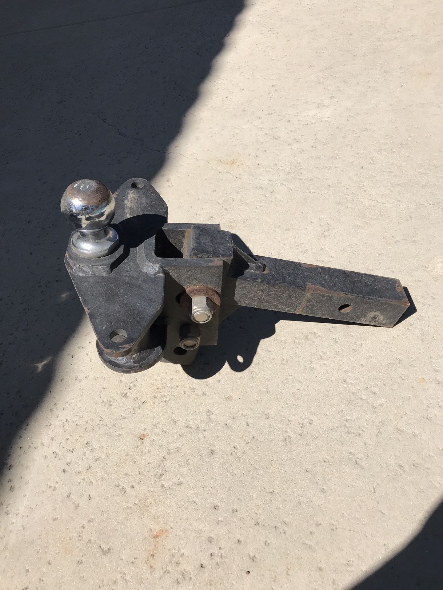 Tow hitch for trailers
