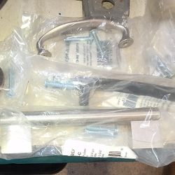 Drawer/Cabinet Pulls And Handles 