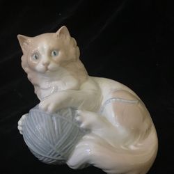 Lladro 1978 Cat With Ball of Yarn Figurine