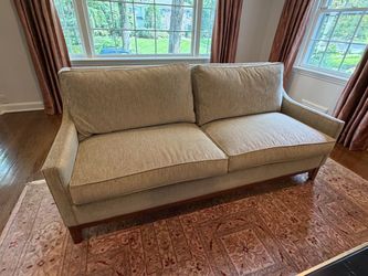 Beautiful Pearson Sofa in Great Condition 80w x 20sh x 19sd x 34.5h Very comfortable Smoke free household