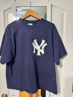 Derek Jeter / New York Yankees Fan Collection – Vintage Jeter #2 Shirt, New Era Hat & Core Four Framed Print