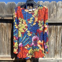 Cute Size 2 Chico’s V-neck Top