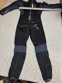Scuba divers no wet suit