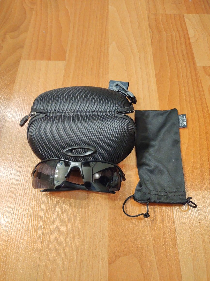 Oakley Sunglass With Case And Pouch