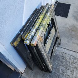 4 plastic saw horses