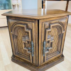 Pretty retro end table 27x 21 H 