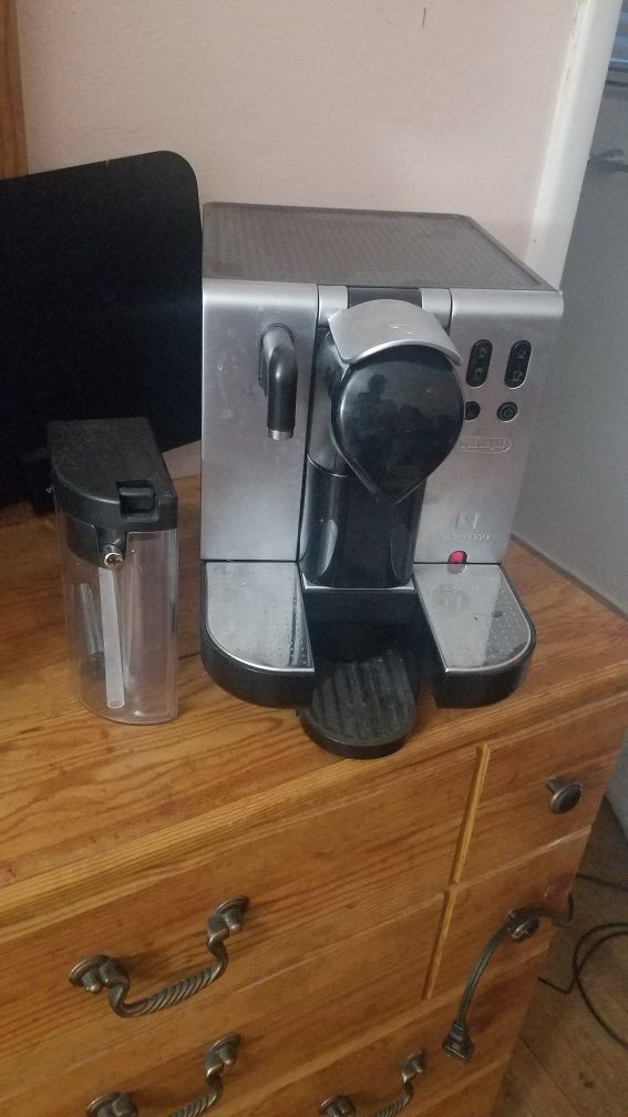 DeLonghi EN680.M Nespresso Lattissima SingleServe Espresso Maker for