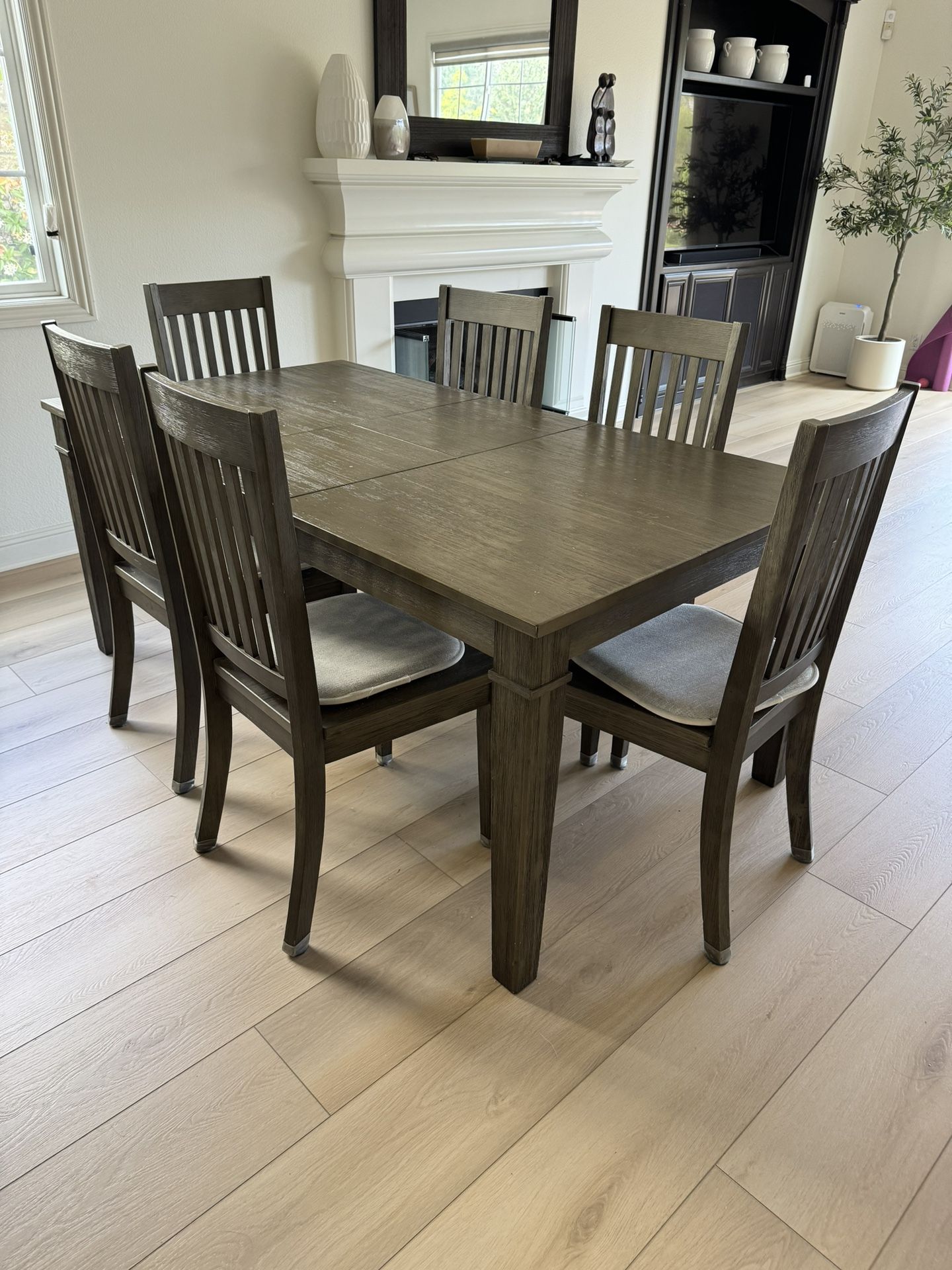 Very Nice Kitchen Table with 6 Chairs