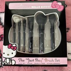 New.  Hello Kitty Brush Set🎀