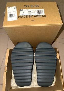 Yeezy Slides Size 9.