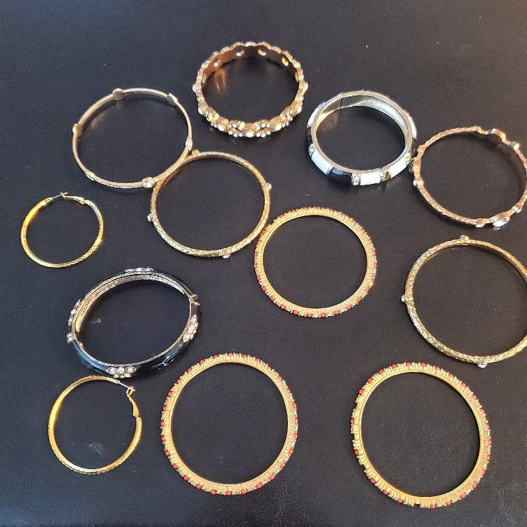 Assorted beautiful bangoes.... Jewelry...