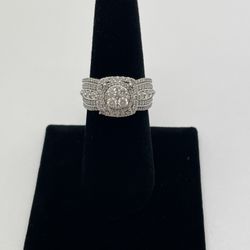 LADIES RING 10KT WHITE GOLD, 6 GRAMS, 7 SIZE, NATURAL DIAMONDS. 