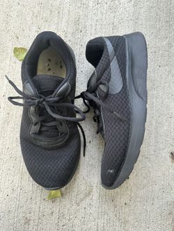 Nike Tanjun Running Shoe, Black men’s size 8