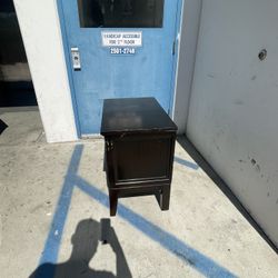 2 Nightstands