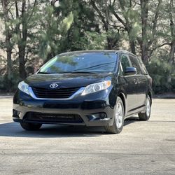 2017 Toyota Sienna 