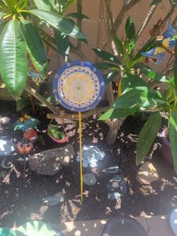 FLOWER PLATE YARD ART