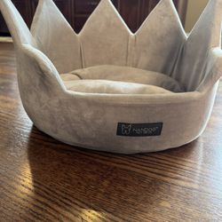 Nando Crown Dog /cat Bed 