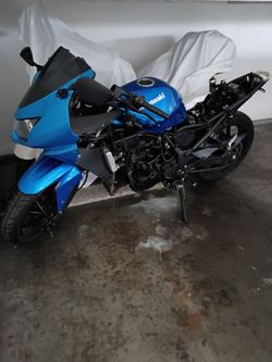 Kawasaki Ninja 250 blue