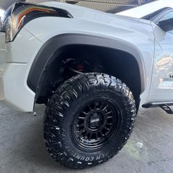 17” Method 318 Gloss Black Wrapped With Toyo RT Pro 35x12.50r17