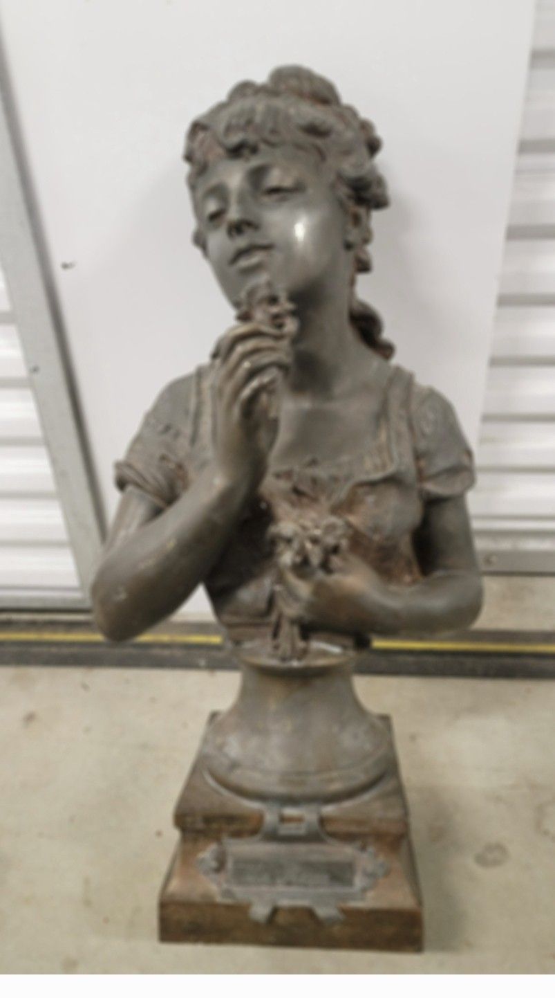 famous for his bronze statuettes of young women. Born in 1832 in Dijon, France as the son of the renowned sculptor Jean-Baptiste Moreau, he grew up le