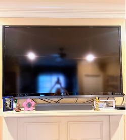 60" Sharp Aquos Smart TV with Mounting Bracket– Works Great! ** NO SHIPPING