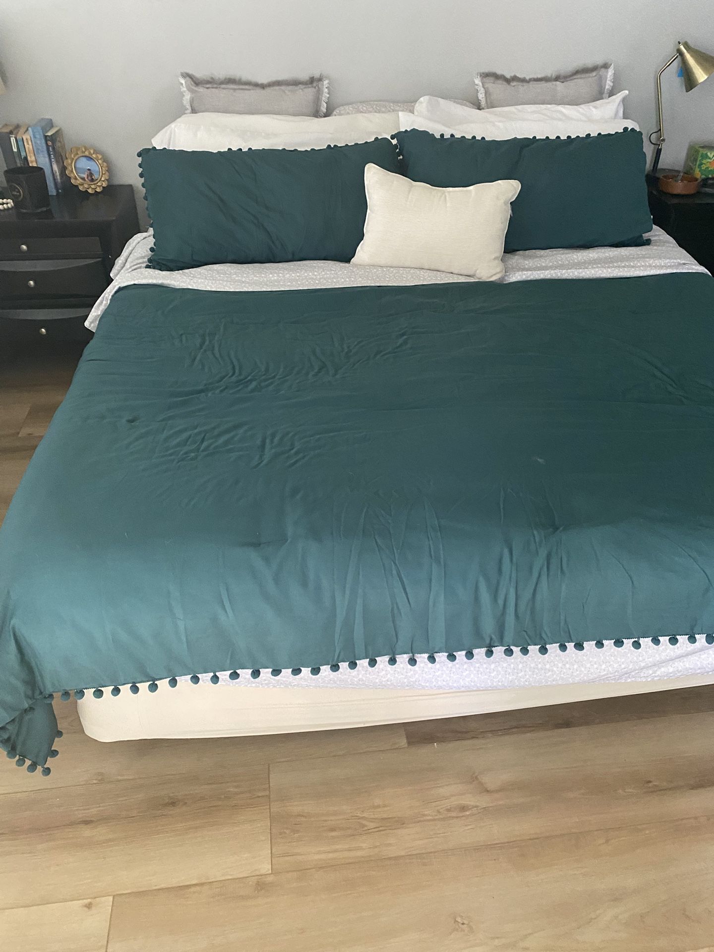 King bed - Mattress And Frame