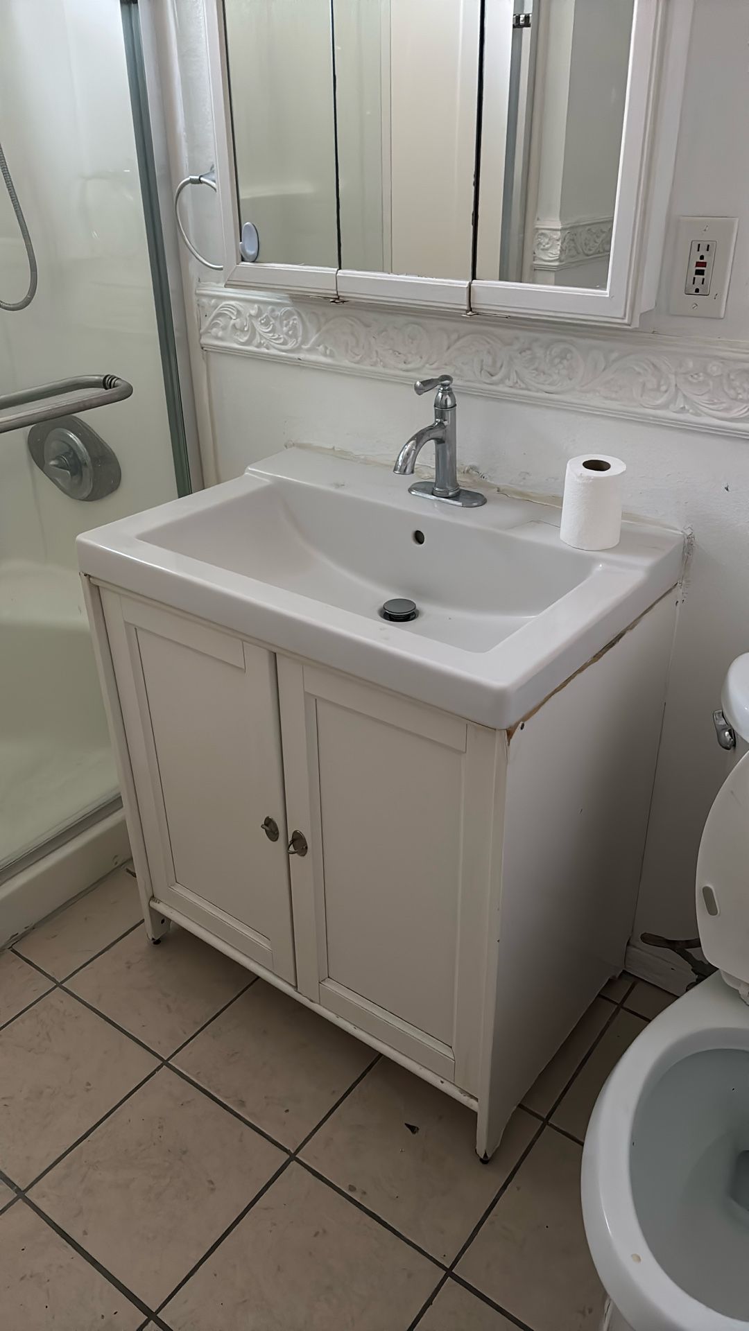 Bathroom sink and Mirror