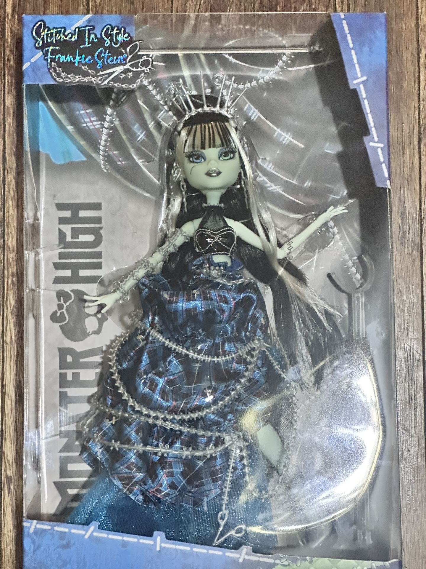 Monster High Frankie Stein Doll with Original Sculpt, Stitched in Style Collector Doll with Deconstructed Gown and Sewing-Inspired Accessories