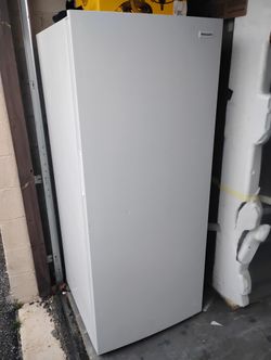 Like New Upright Freezer, delivery available!!!