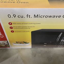0.9 Cu ft Sunbeam Black Microwave