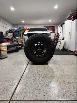37 x 18 Method 305 8 Lug wheels.