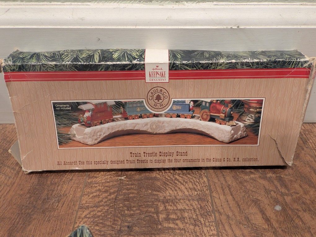 1991 Hallmark Keepsake Ornament Train Trestle Display Stand Claus & Co RR , 2 Cars