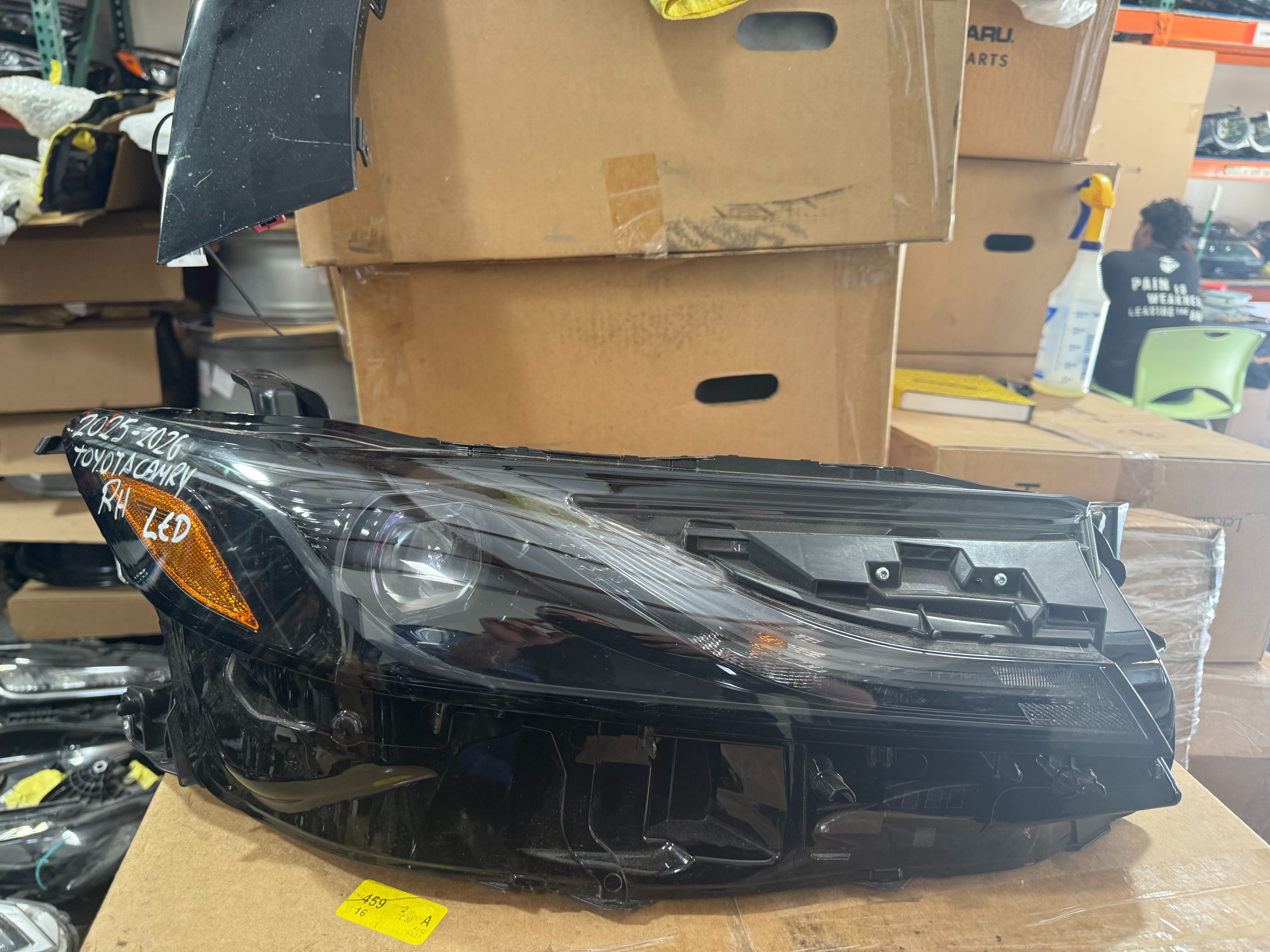 TOYOTA CAMRY RIGHT HEADLIGHT 2025