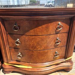 Beautiful Thomasville End Table With Granite Top