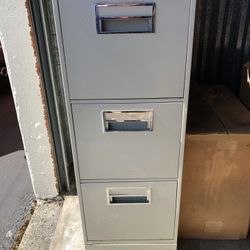 3 drawer File Cabinet , No Dents , Drawers Work! 