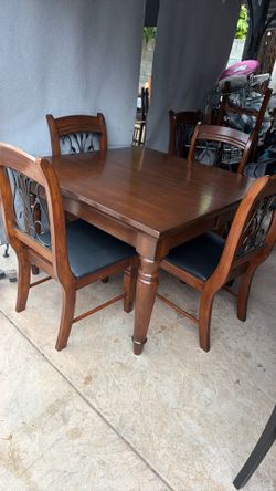 Dining table and 4 Chairs