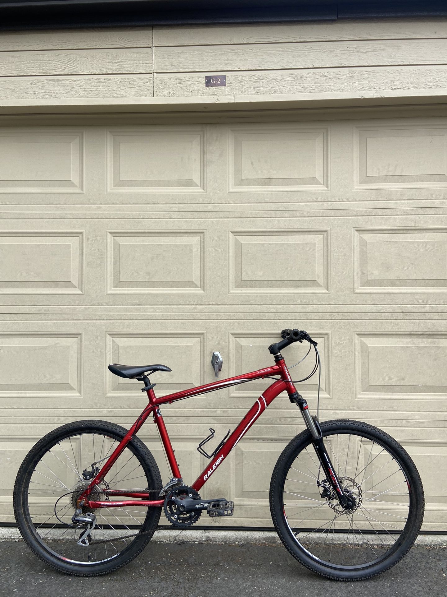 Raleigh Talus Mountain Men’s Bike – 24-Speed – 26” Wheels – 20” Frame – Disc Brakes Bicycle