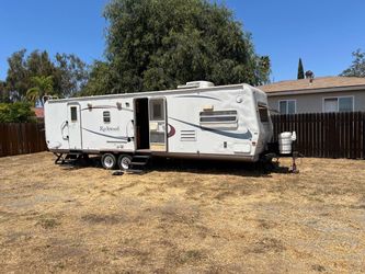 2005 Forest River Rockwood Signature Ultra Lite 33’ Travel Trailer