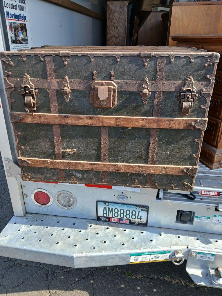 Ce Taylor Antique Steamtrunk