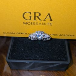 New size 8 Round 2ct Moissanite with heart shapes on the sides. Gold plated Sterling Silver 925. 